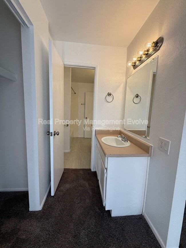 Building Photo - 3840 N 43rd Ave