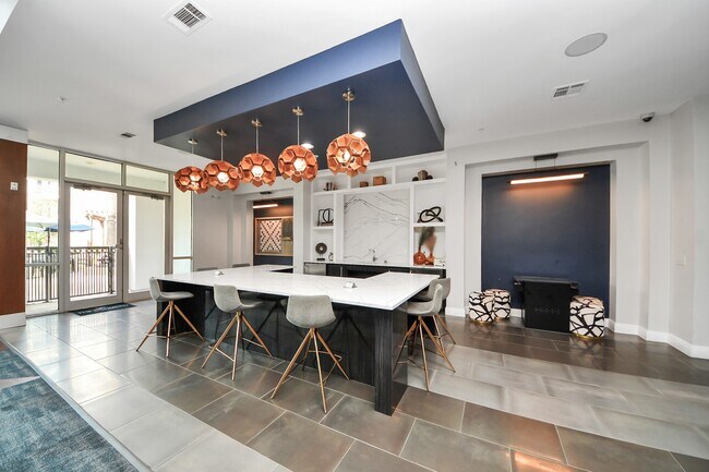 Building Photo - 5455 Richmond Ave.