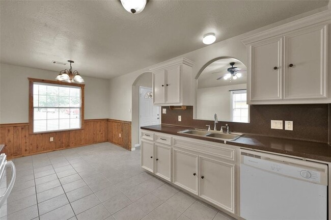 Building Photo - 244 Longview St