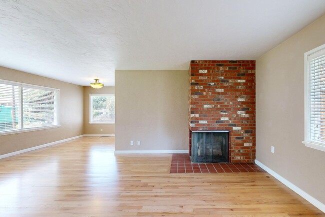 Building Photo - **APPROVED APPLICANTS**  Eastside Ground L...