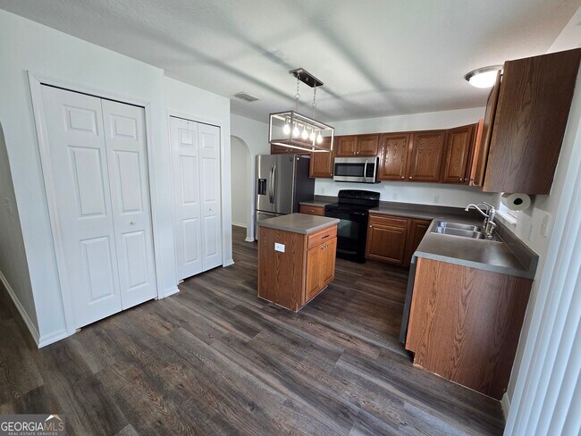 Building Photo - 110 Pine Bluff Blvd W