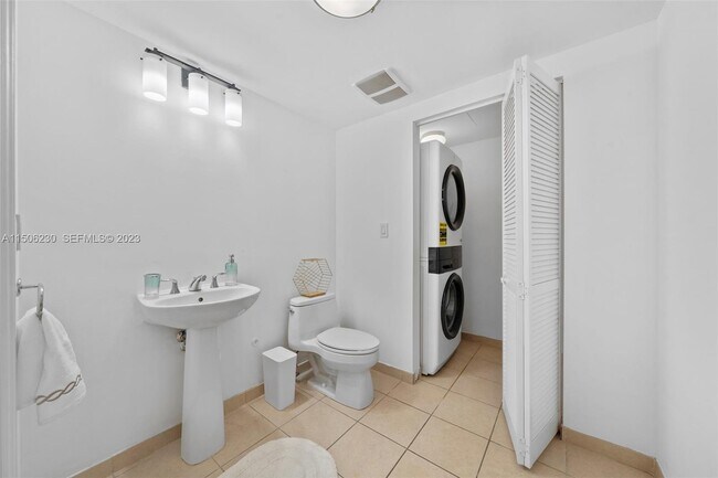 Building Photo - 16699 Collins Ave