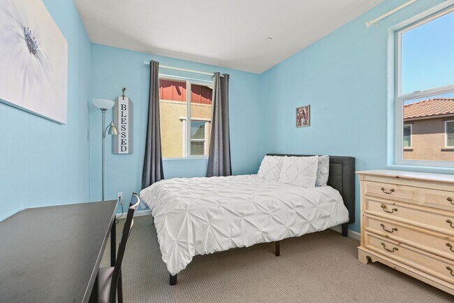 Building Photo - Immaculate single owner home in Natomas w/generous open layout