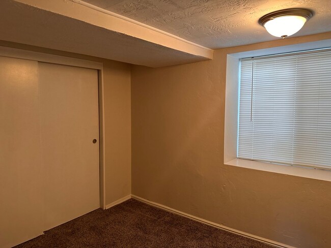 Building Photo - 3 Bedroom House with Garage