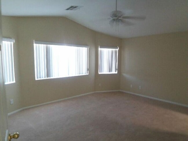 Building Photo - Carry Over Showing: This property has been...