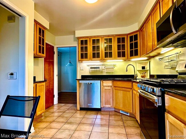 Building Photo - 1619 Poplar Ave