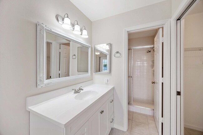 Building Photo - 1015 Mainsail Dr