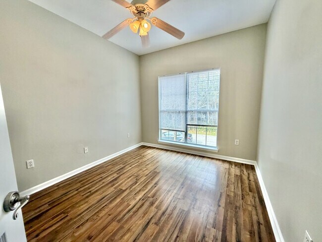 Building Photo - 81 Lake Front Dr