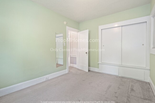 Building Photo - Charming Three Bedroom Home in Hazelwood!