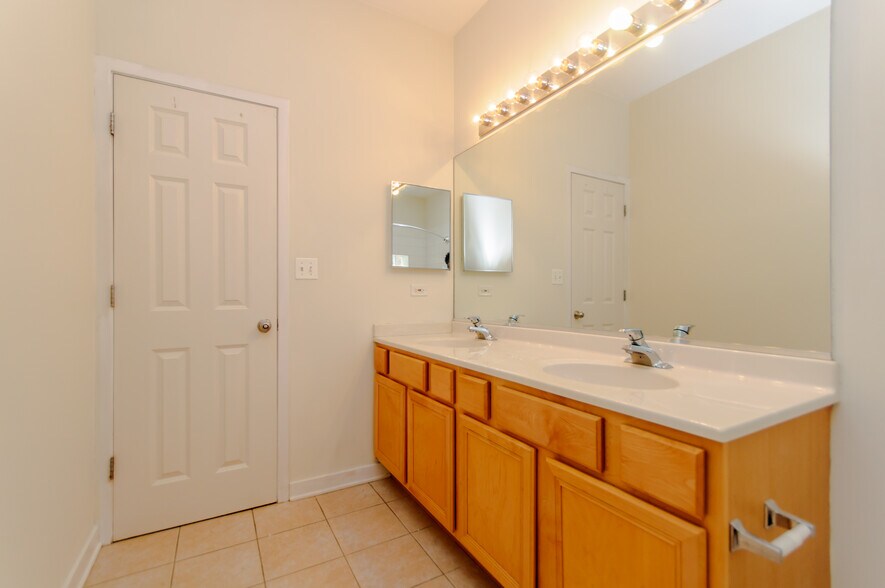 Building Photo - 1344 W Grenshaw St