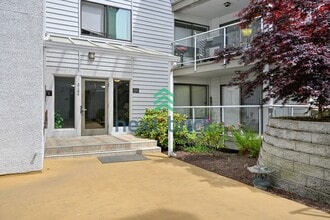 Building Photo - 2 Bed and 2 Bath Exceptional Condo with Water View is Available for Rent!