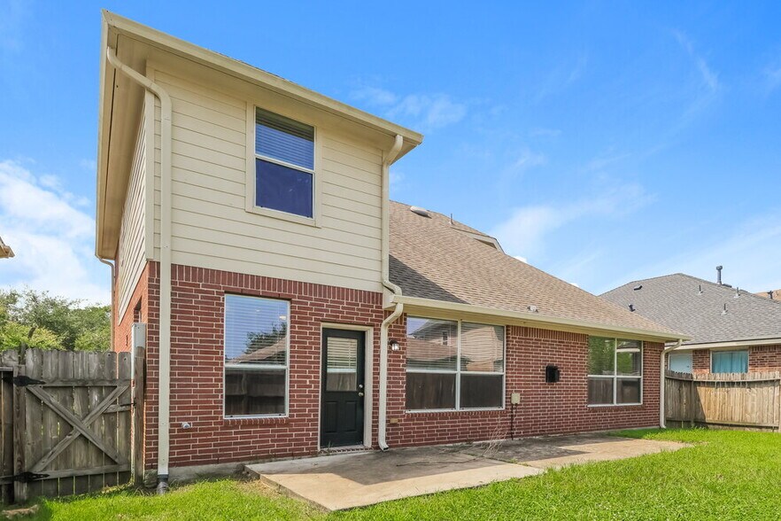 Building Photo - 4939 Forest Hurst Dr