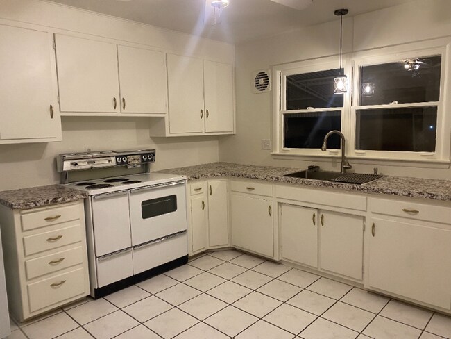 Building Photo - 1710 Alexander Cir