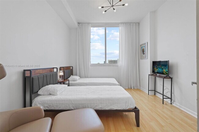 Building Photo - 2775 NE 187th St