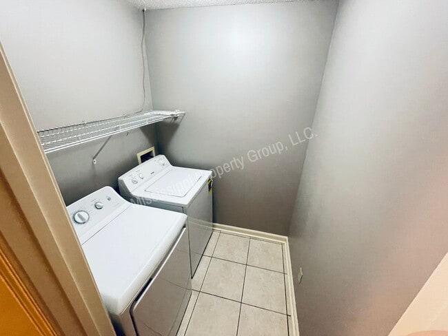 Building Photo - For Rent - 3BR/2BA + Garage