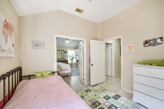 Building Photo - 15519 Montesa Dr