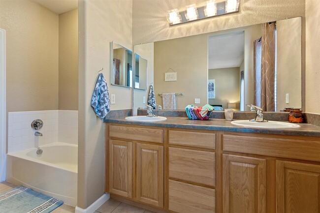 Large master bath - 11250 Florence St