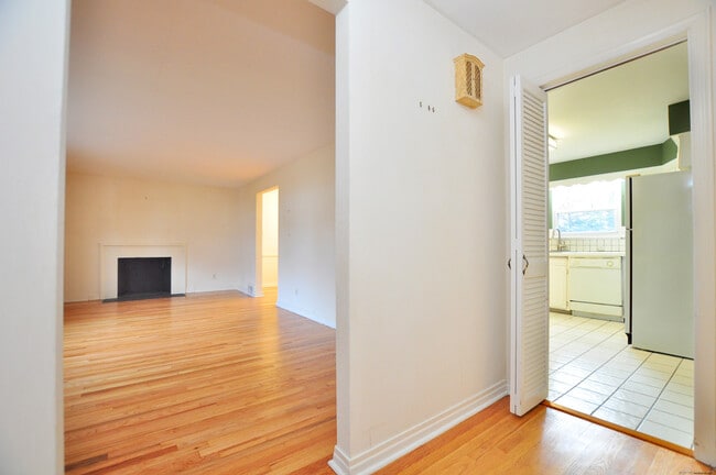 Building Photo - 19 Seneca Rd