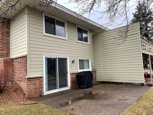 Building Photo - Beautifully updated Townhome in the West B...