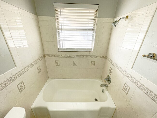 Building Photo - 3 Bed/1.5 Bath/2 car garage home in Midwest City.