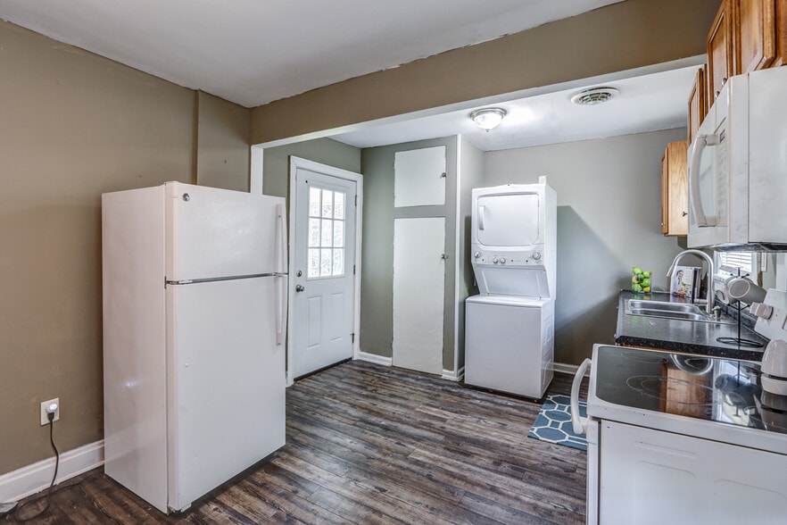 Kitchen - 2021 Rose Ln
