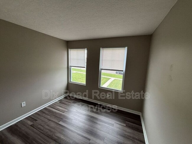 Building Photo - 424 W Kemper Rd