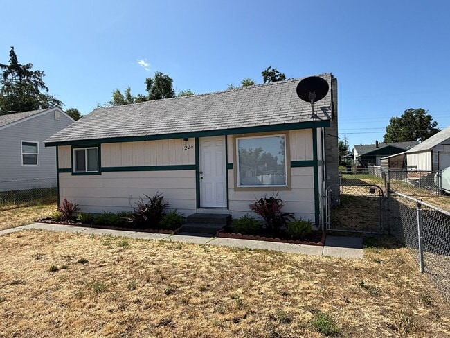 Primary Photo - 1 Bed 1 Bath home with fenced yard and a s...