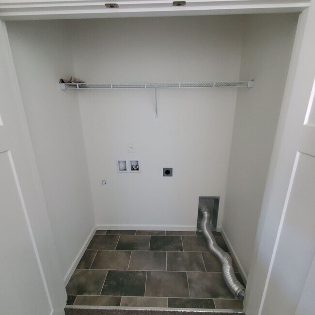 Building Photo - Dog Friendly 3bed : 2.5 bath home w/ Garage