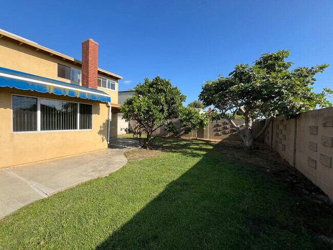 Building Photo - Lovely Home with 3 bedrooms, 2 bath plus o...