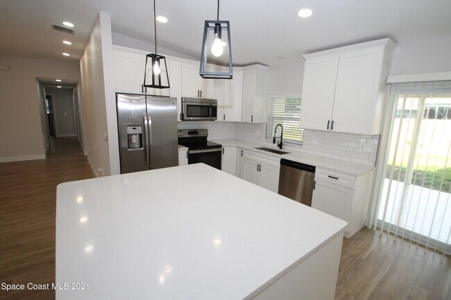 Building Photo - 580 Pine Tree Dr