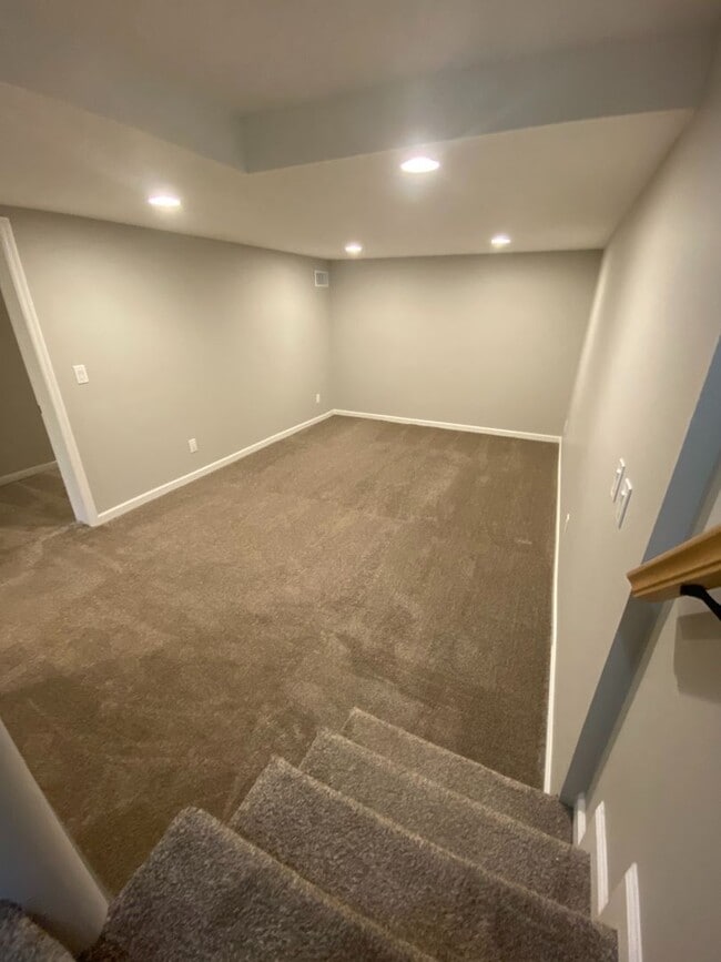 Building Photo - Spacious 4BR Townhome with Finished Basement & Community Amenities