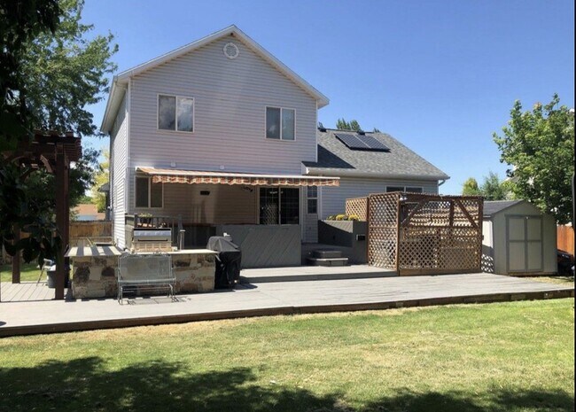 Building Photo - 704 Country Club Dr