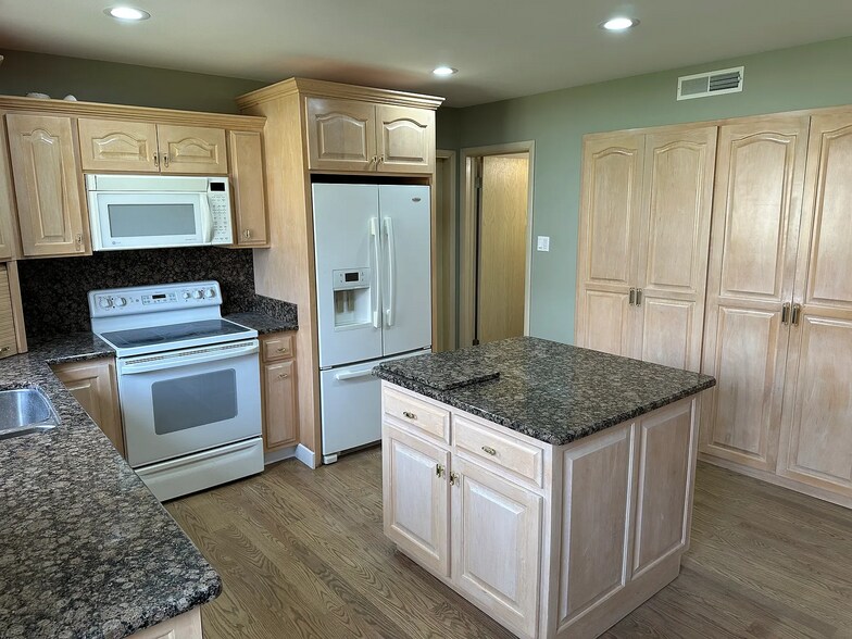 Building Photo - 2712 2nd Private Rd