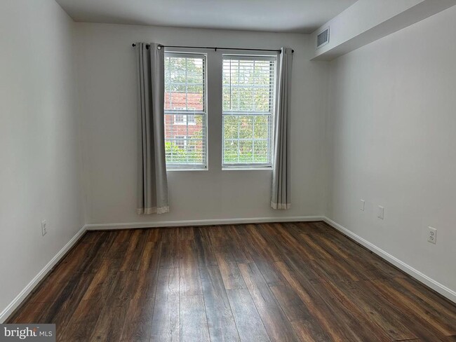 Building Photo - 1816 Queens Ln