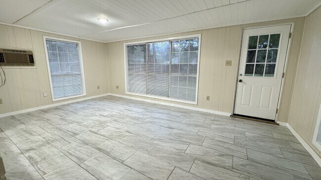 Building Photo - 105 Williamsburg Dr