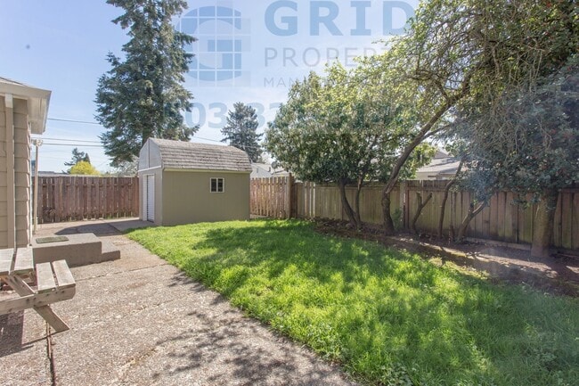 Building Photo - Two Bedroom Bungalow Available in Lents Ne...