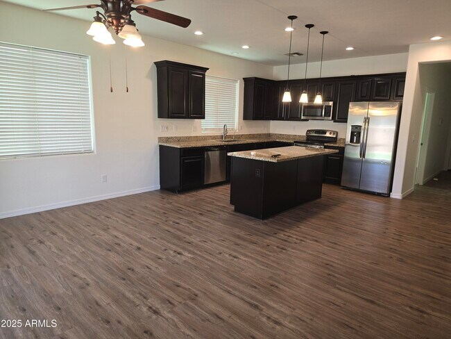 Building Photo - 1514 E Hummingbird Way