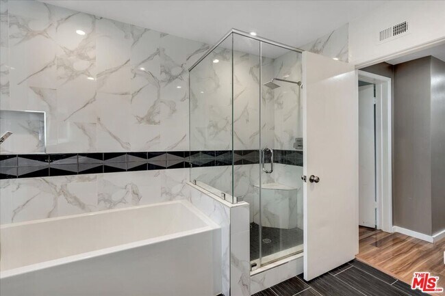 Building Photo - 5817 Lockhurst Dr