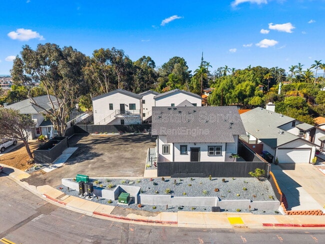 Building Photo - 832 Desty St