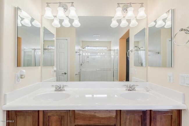 Building Photo - Charming 3 Bed + Den 2.5 Bath Home with 2 ...