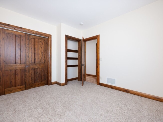 Building Photo - Spacious & Elegant 3-Bedroom Home – Flexib...