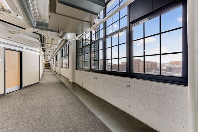 Building Photo - 500 Robert St N