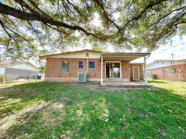 Building Photo - AVAILABLE NOW! 3 Bedroom / 2 Bath Home Nea...