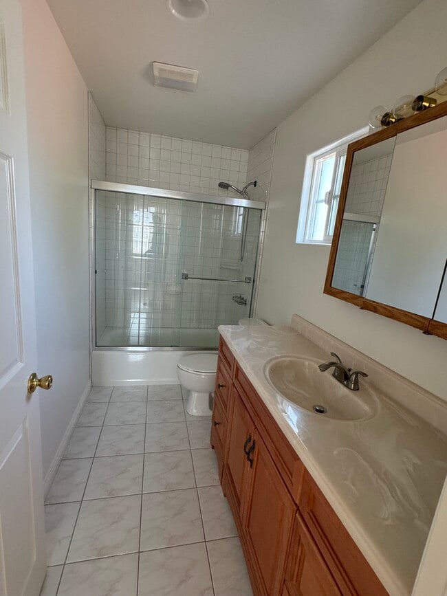 Building Photo - 923 Royal Oaks Dr