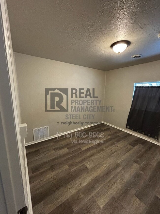 Building Photo - 1428 E Orman Ave