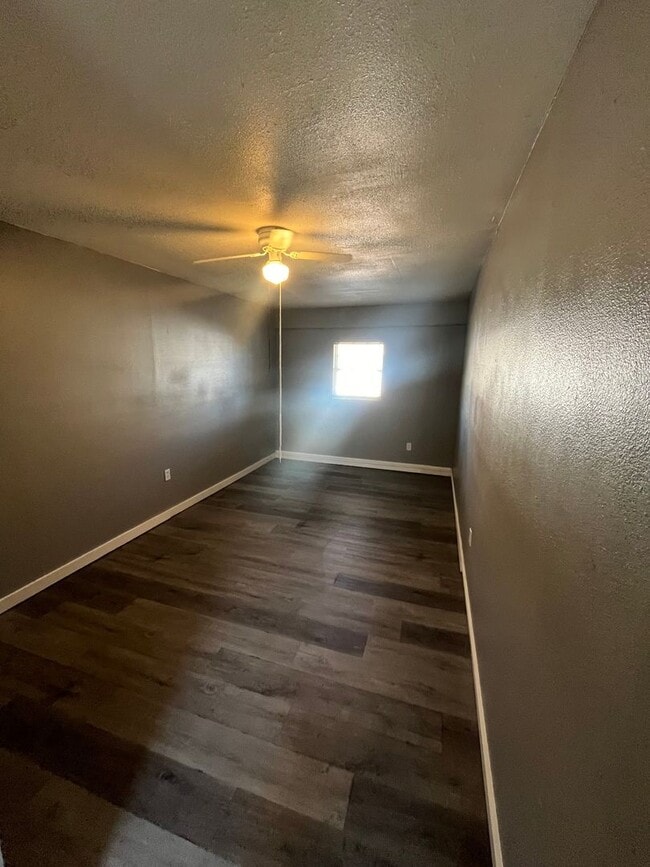 Building Photo - 2713 E 2nd St