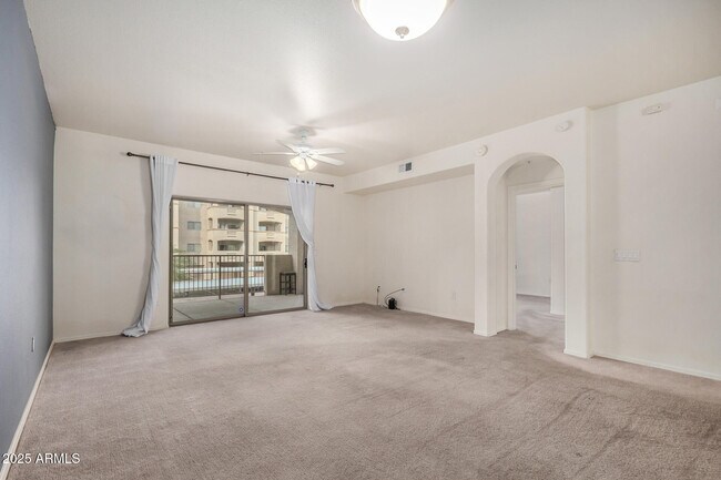 Building Photo - 920 E Devonshire Ave