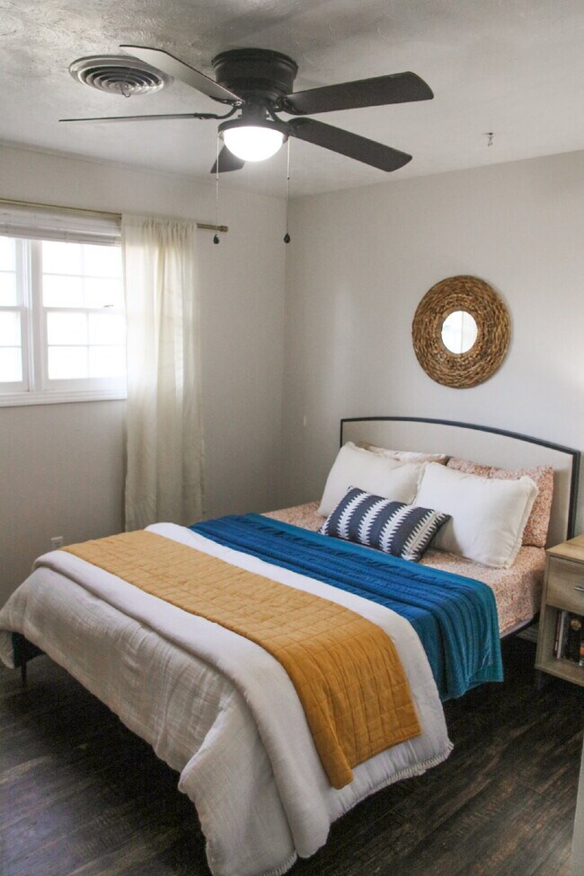 Building Photo - Spacious Updated Home!