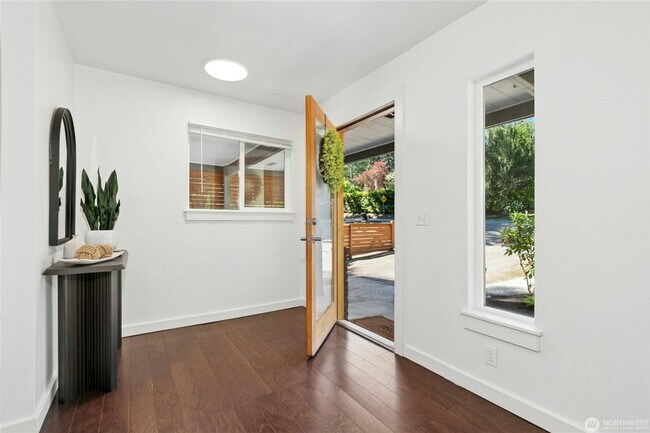 Building Photo - Spacious Richmond Highlands Retreat with Modern Updates & Flexible Living