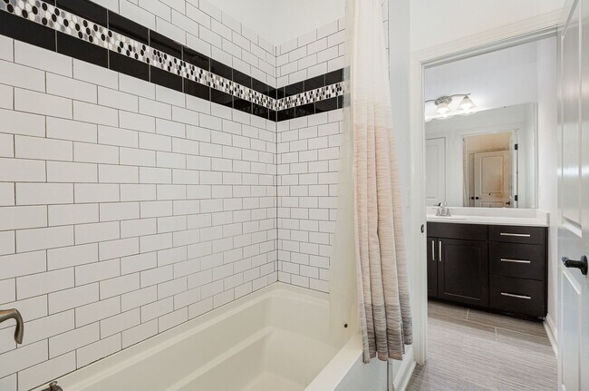 Building Photo - Stunning 5-Bedroom, 5-Bathroom Home with Chef's Kitchen and Luxurious Features
